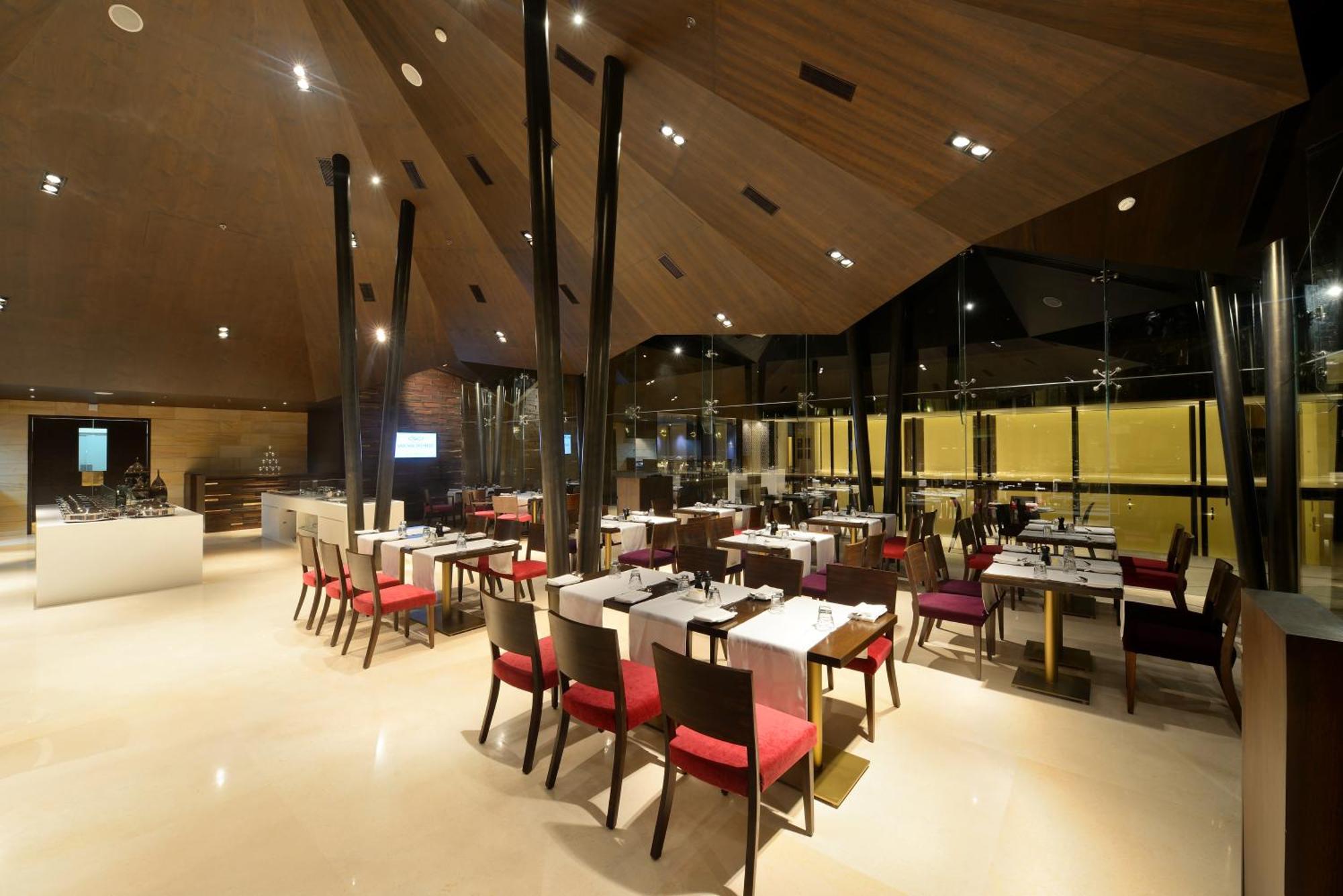 Marasa Sarovar Premiere Тирупати Экстерьер фото The restaurant
